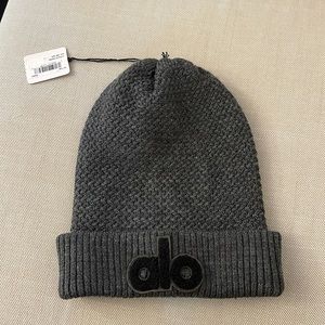 NWT Alo Yoga Cool Skies Beanie